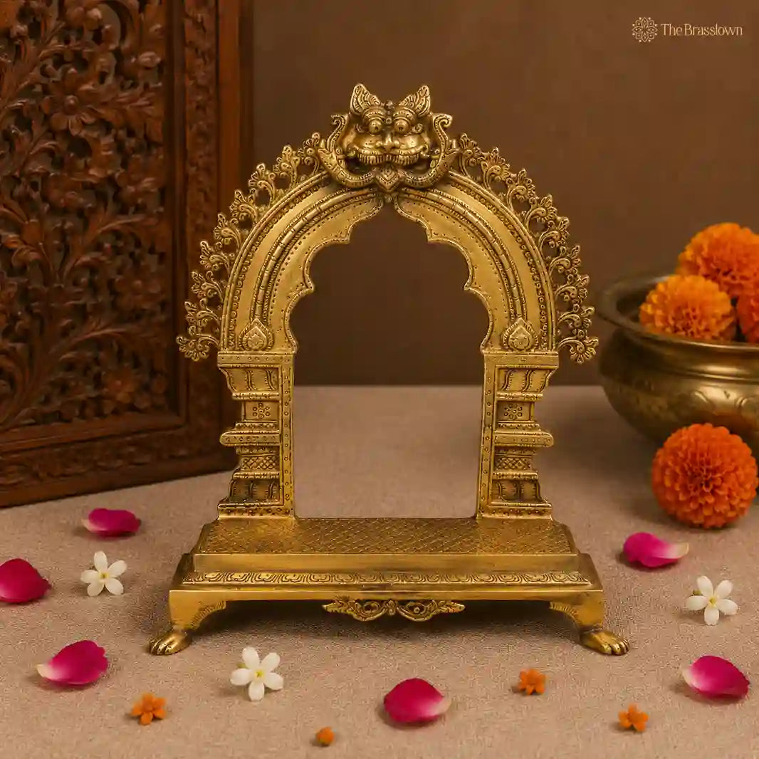 Intricately Designed Brass Arch Stand 17.5 Inch